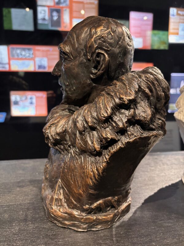 Amundsen Bust 10 inch w/storyline Bronze