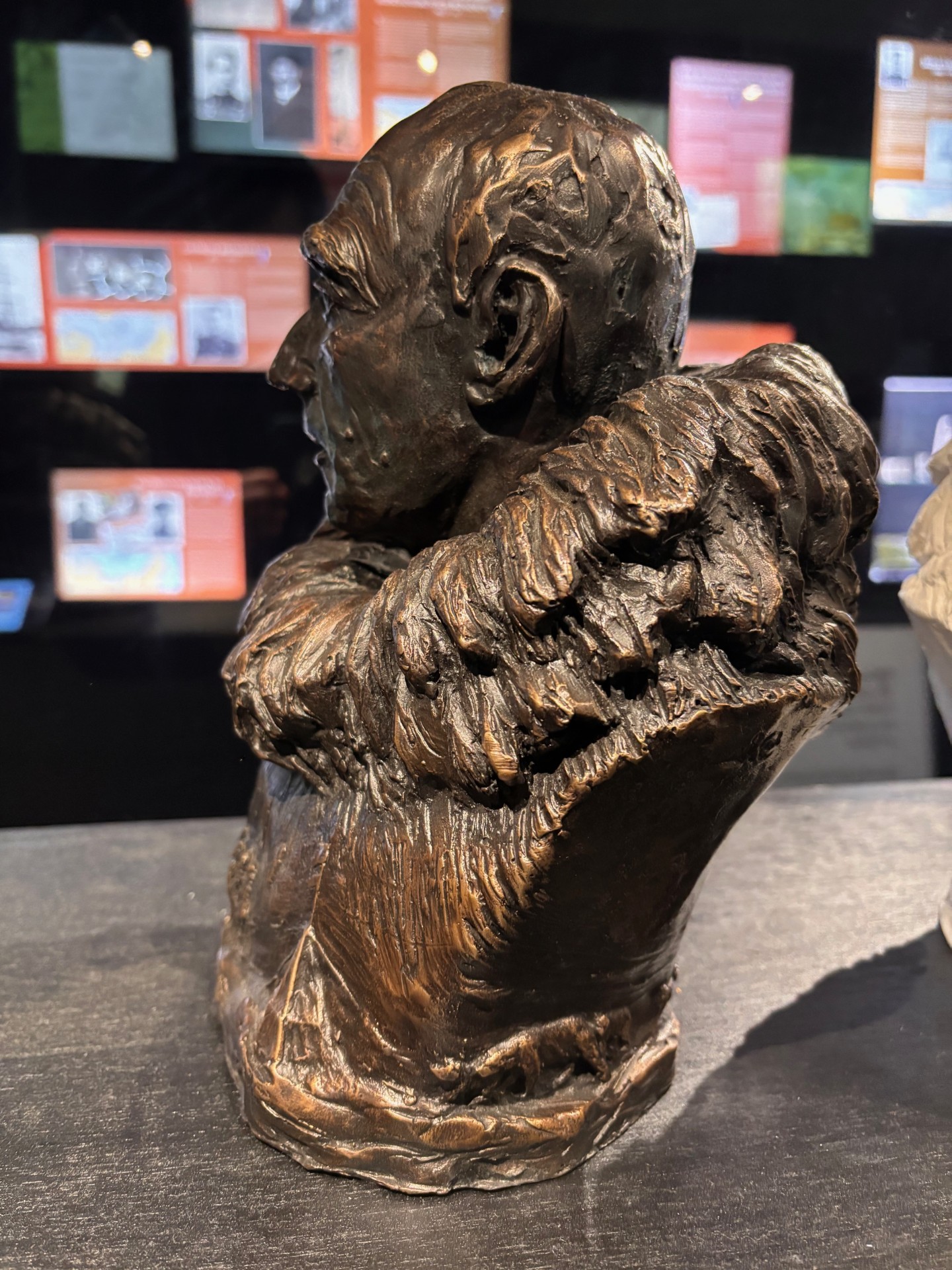 Amundsen Bust 10 inch w/storyline Bronze