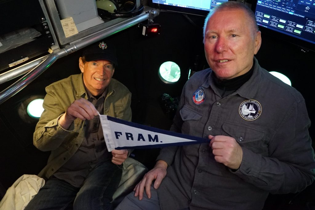 En minireplika av flagget som ble ført på Fram under Roald Amundsens sydpolsekspedisjon (BE).