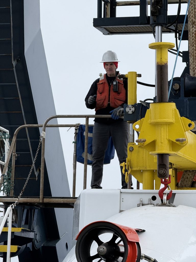 Bruce sørger for at vi går trygt om bord i Alvin (JC).
